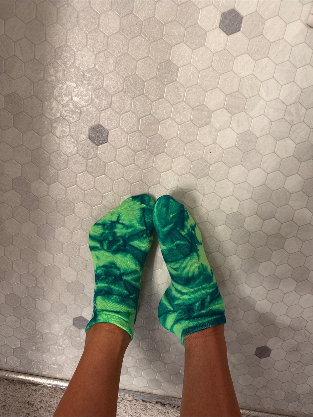 HUE Neon Green Tie-Dye Bath Mat Socks